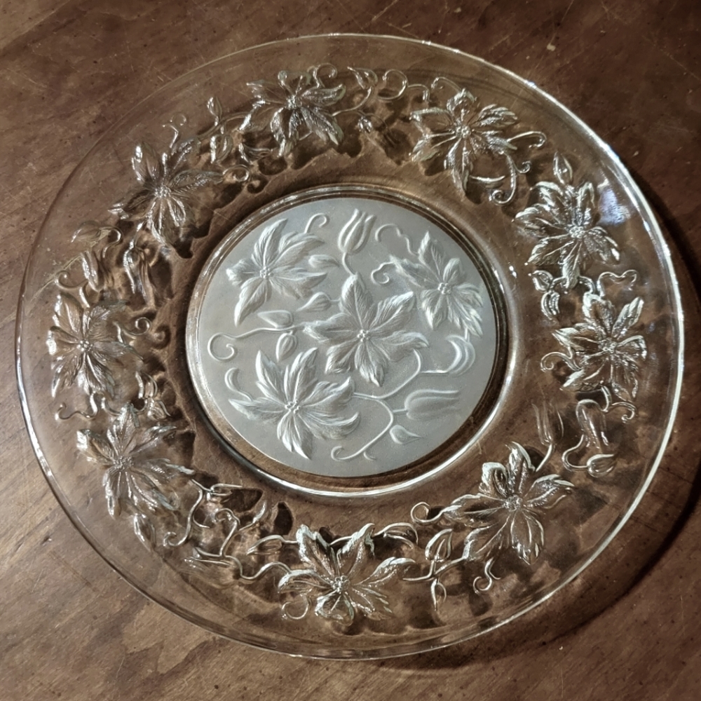 1 Princess House Fantasia Poinsettia Frosted Clear Glass Dessert Embossed Plate